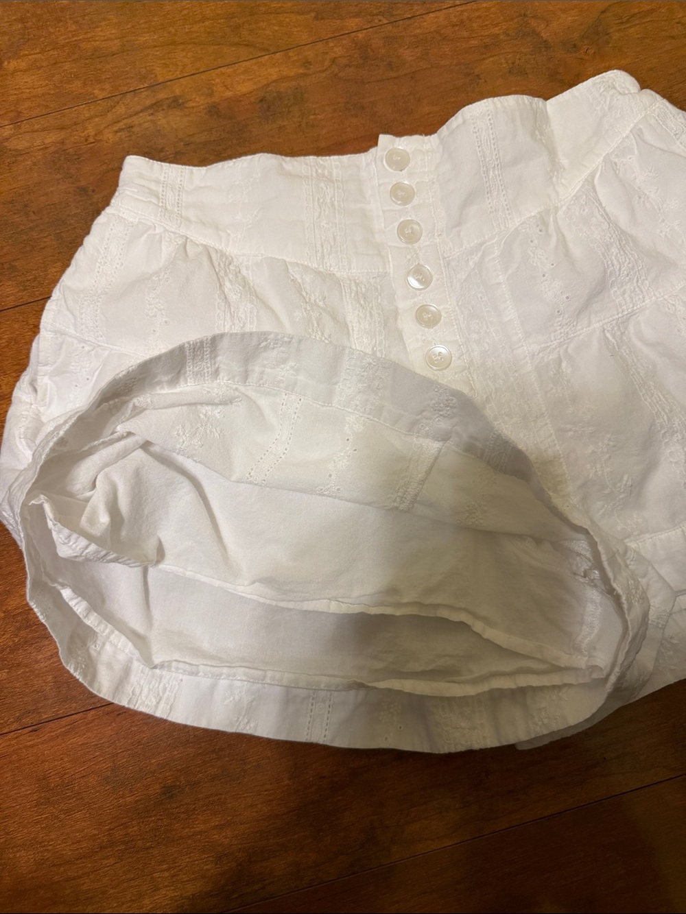 High-Waist White Button-Front Tiered Cotton Shorts - Picture 5 of 5